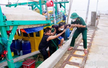 Cứu hộ 5 ngư dân bị nạn trôi dạt trên biển