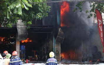 Cháy lớn tại 3 ngôi nhà ở Hà Nội, cột khói đen cao hàng trăm mét