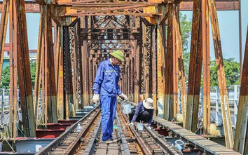 Công nhân đường sắt đội nắng duy tu cầu trăm tuổi Long Biên