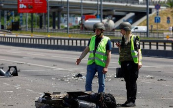 Khoảnh khắc mảnh vỡ tên lửa suýt rơi trúng ô tô đang đi trên đường ở Kiev