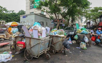 Ám ảnh với xe gom rác bốc mùi hôi thối tràn lan phố phường Hà Nội