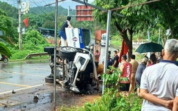 Thùng xe container lật đè lên ô tô CSGT trên Quốc lộ 18