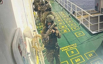 Video đặc nhiệm Italy trấn áp nhóm cướp, giải thoát tàu hàng
