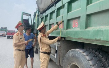 Hưng Yên: Xe tải xếp kín các gara ô tô để cắt thùng, tháo bơm thủy lực