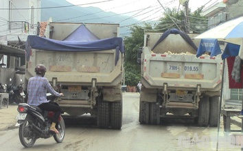 Khánh Hòa: Dân bất an vì đoàn xe tải chở đất đá không che chắn