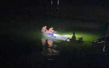 Trắng đêm tìm kiếm người đàn ông mất tích trên sông Lam