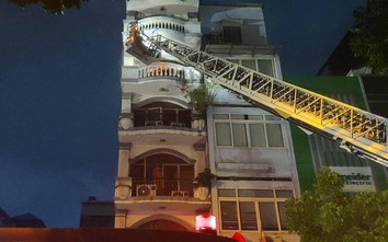 Tòa nhà 7 tầng giữa trung tâm TP.HCM bất ngờ phát hỏa trong đêm