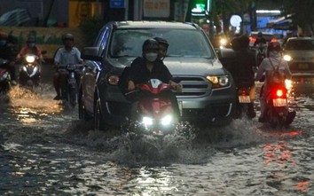 Hàng loạt xe máy phải dắt bộ, xế sang "bơi" trên phố TP.HCM sau mưa lớn