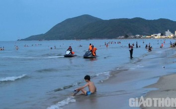 Mô tô nước không phép lạng lách, đánh võng ở bãi biển Thiên Cầm