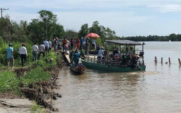 Sạt lở lúc rạng sáng ở Cà Mau, hơn 100m đường nông thôn trôi xuống sông