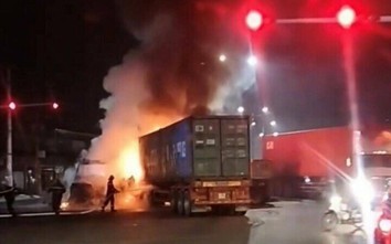 Va chạm trên đường, hai xe container cháy trơ khung