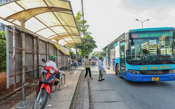 Nhà chờ xe buýt ở Hà Nội nhếch nhác, xuống cấp
