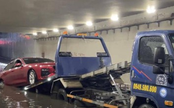 Mưa lớn ngập sâu, ô tô chết máy trong hầm chui ở Biên Hòa