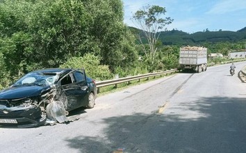 Video TNGT 14/7: Xe con đấu đầu xe tải, tài xế xe con bị thương nặng