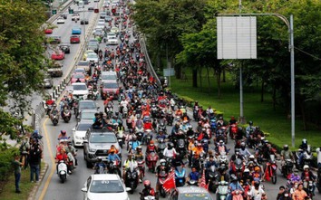 700 người biểu tình tại Bangkok yêu cầu các thượng nghị sĩ từ chức
