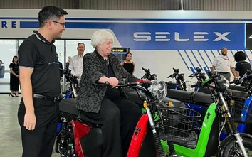 Bộ trưởng Tài chính Mỹ Janet Yellen trực tiếp thử xe máy điện Selex Motors
