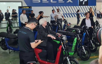 Bộ trưởng Tài chính Mỹ ngồi thử xe máy điện của Việt Nam