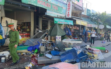 Bàng hoàng giây phút xe tải tông vào nhà dân ở Quảng Ngãi làm 2 người chết