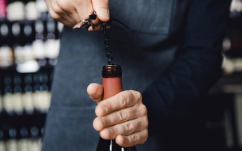Đóng nút bấc và đưa rượu vang thừa vào tủ lạnh, hóa ra đây là cách làm sai