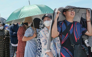 Bất chấp nắng nóng, khán giả Việt hào hứng lấy vòng tay xem show BlackPink