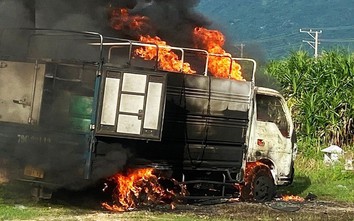 Xe tải bốc cháy khi đang chạy trên QL1 qua Khánh Hoà, một người tử vong