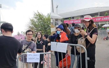 Sát show diễn BlackPink ở Hà Nội: Phe vé bất ngờ tăng giá "chợ đen"