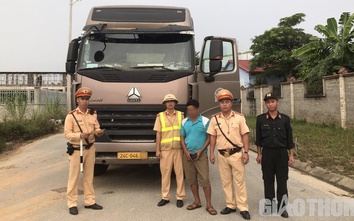 Tuyên Quang: CSGT truy đuổi 15km bắt giữ xe hết hạn kiểm định, chở quá khổ