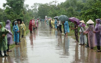 Người dân đội mưa đón linh cữu CSGT hy sinh ở đèo Bảo Lộc về đất mẹ