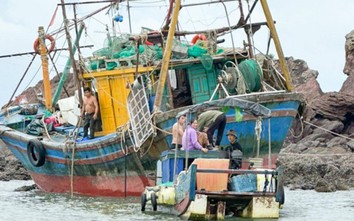 Tàu gỗ hỏng máy, 4 ngư dân mắc kẹt trên biển Quảng Ninh