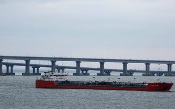 Tàu chở dầu Nga bị tấn công gần cầu Crimea?