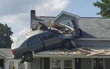 Cận cảnh hiện trường vụ ô tô lao thẳng lên mái nhà