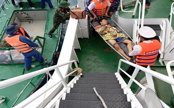 Tàu hải quân đưa ngư dân bị xuất huyết tiêu hóa vào đảo Trường Sa điều trị