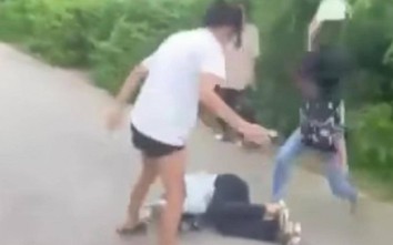 Cảnh tượng nữ sinh lớp 8 ở Phú Thọ bị bạn học đánh dã man gây phẫn nộ
