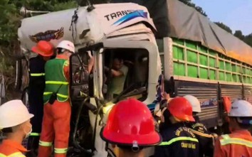 Tai nạn trên đường dẫn nam hầm Hải Vân, tài xế xe tải mắc kẹt trong cabin