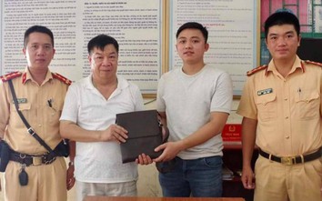 Nhặt được 68 triệu, nam thanh niên nhờ CSGT tìm và trả lại người đánh rơi
