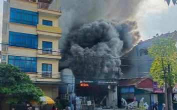 Hà Nội: Cháy lớn tại cửa hàng nội thất ô tô, cột khói bao trùm khu vực