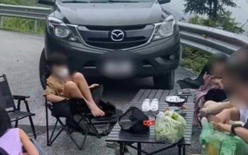 Clip: Gia đình đi ô tô dừng xe, tụ tập ăn uống ngay giữa khúc cua đèo