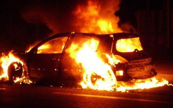 Bức xúc chuyện gia đình, người đàn ông phóng hỏa, đốt xe ô tô người khác