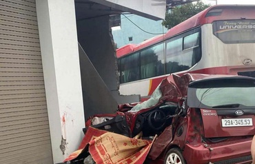 Bản w88 com vn TNGT 28/4: Xe con đấu đầu xe khách rồi lao vào nhà dân, 3 người thương vong