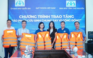 Toyota Việt Nam tặng áo phao cho các địa phương bão lũ