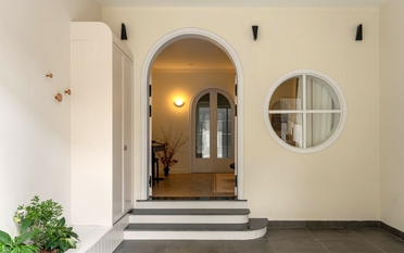 Đường cong tinh tế cho ngôi nhà mặt ngõ có diện tích nhỏ