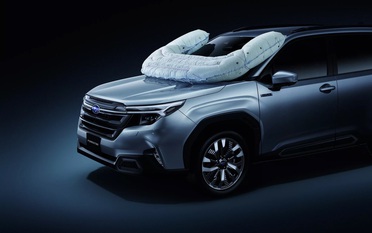 Subaru Forester được trang bị túi khí bên ngoài để bảo vệ người đi xe đạp
