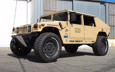 Xe quân sự Humvee lột xác thành xe chở học sinh