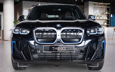 Mua BMW iX3 lời thêm một chiếc Mazda CX-30