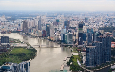 Giá nhà tăng cao, gia đình trẻ ngại sinh con