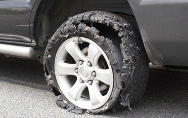 Cách lái xe khiến ô tô dễ bị nổ lốp