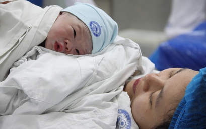 Hình ảnh công dân nhí đầu tiên của năm 2024 chào đời ở Hà Nội