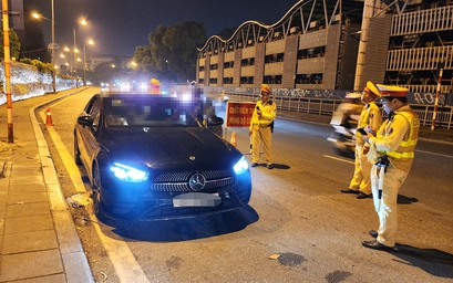 CSGT mỏi tay đo nồng độ cồn, tài xế Mercedes mất 7 triệu vì uống 2 cốc bia