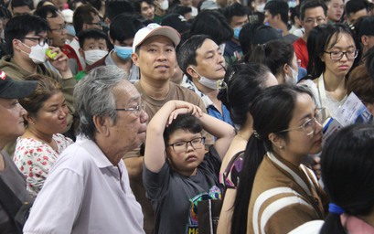 Ngày đầu khai trương metro TP.HCM, ga Bến Thành quá tải