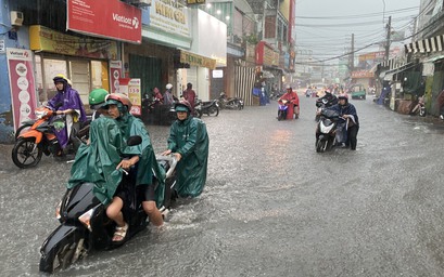 TP.HCM mưa lớn, nhiều đoạn ngập sâu gần yên xe máy